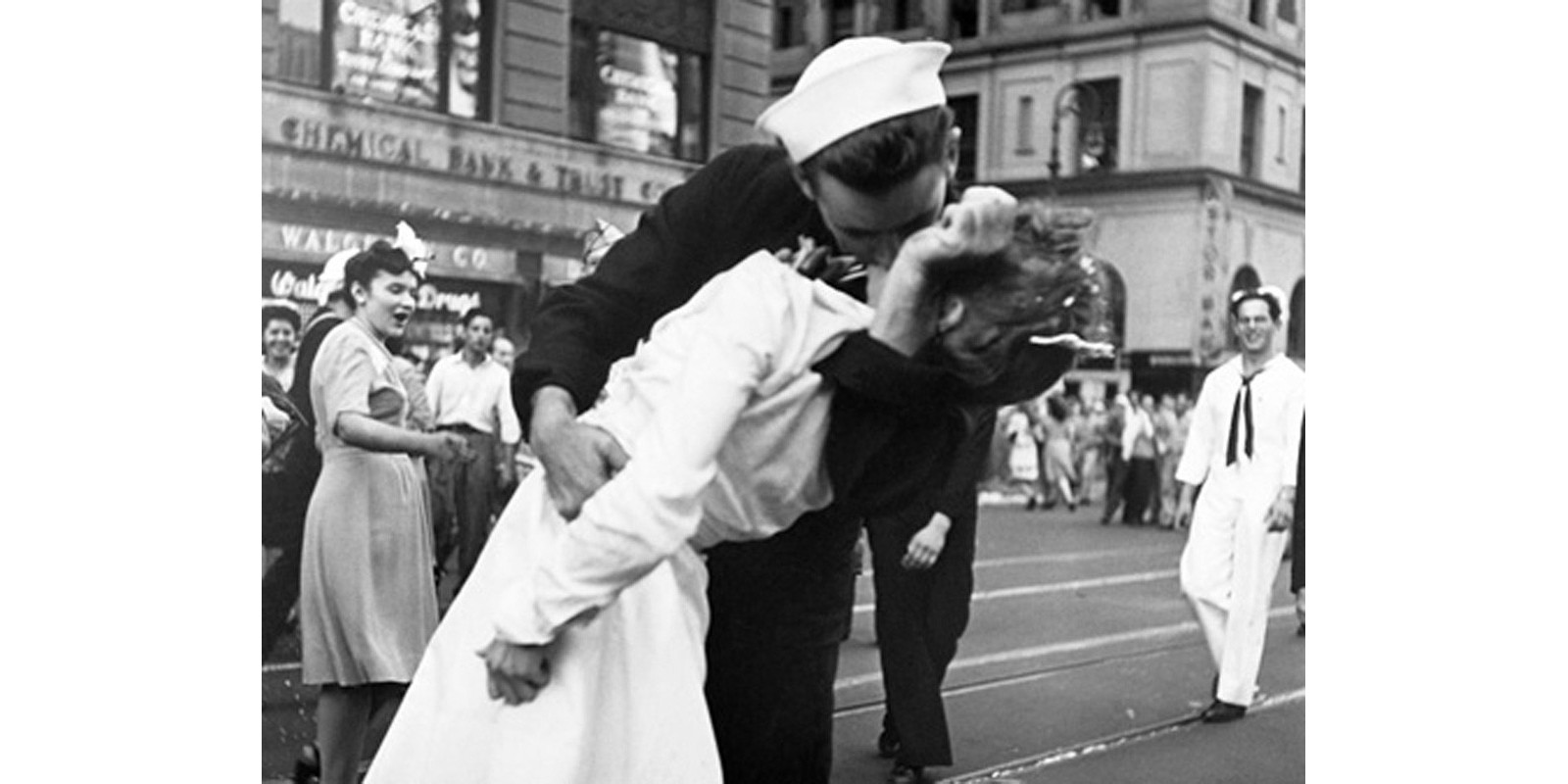 VICTOR JORGENSEN - Kissing the War Goodbye in Times Square, 1945 ...