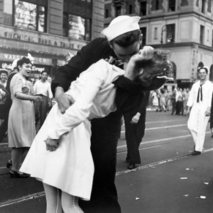 Victor Jorgensen - Kissing the War Goodbye in Times Square, 1945