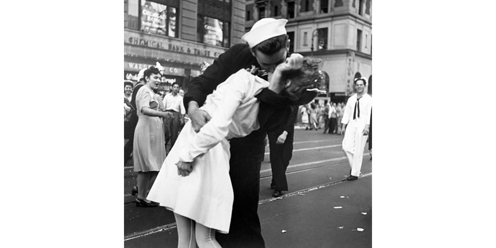 Victor Jorgensen - Kissing the War Goodbye in Times Square, 1945