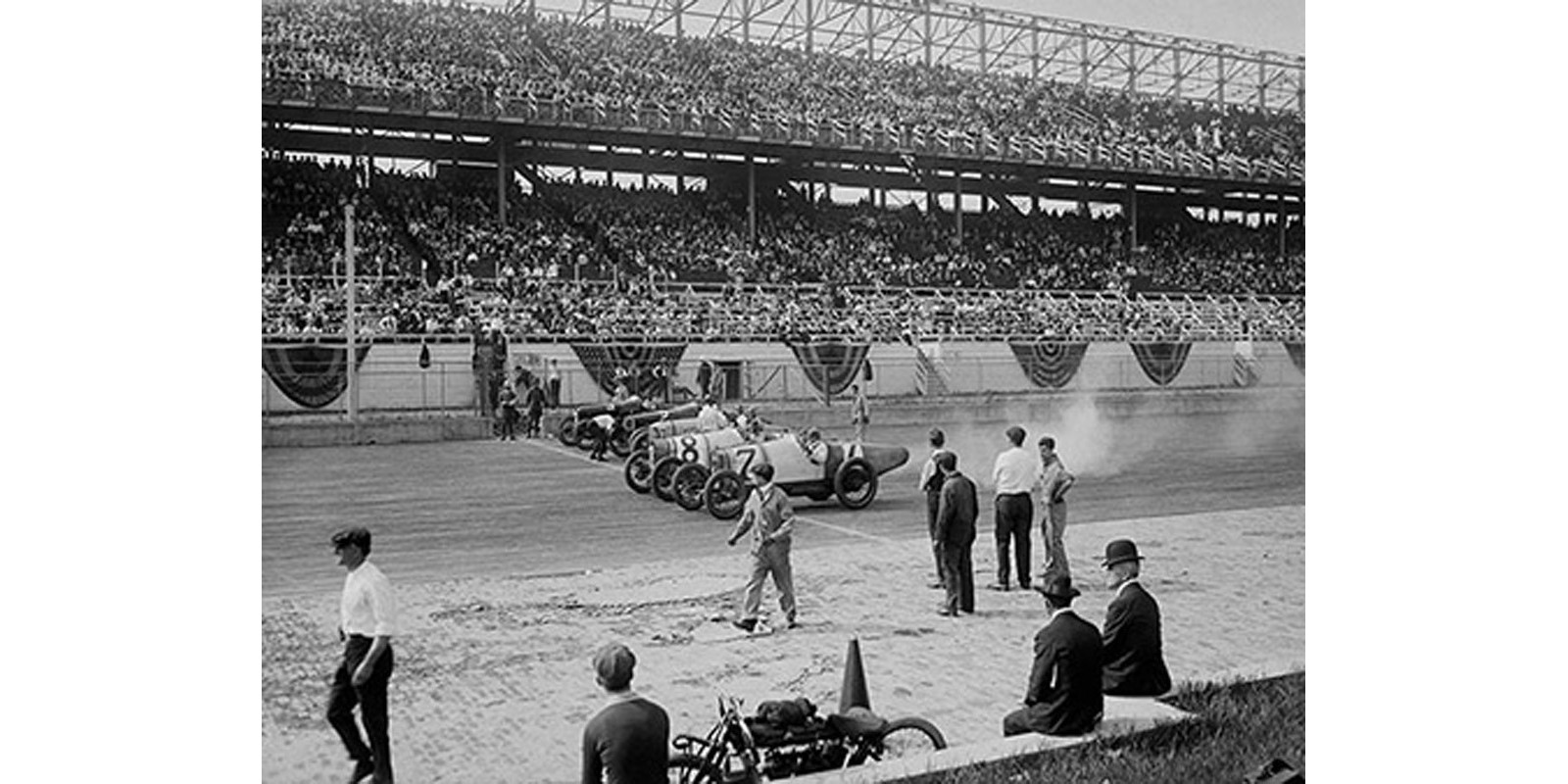 ANONYMOUS - Cars at the start line of the Sheepshead Bay Race Track, New York, 1918